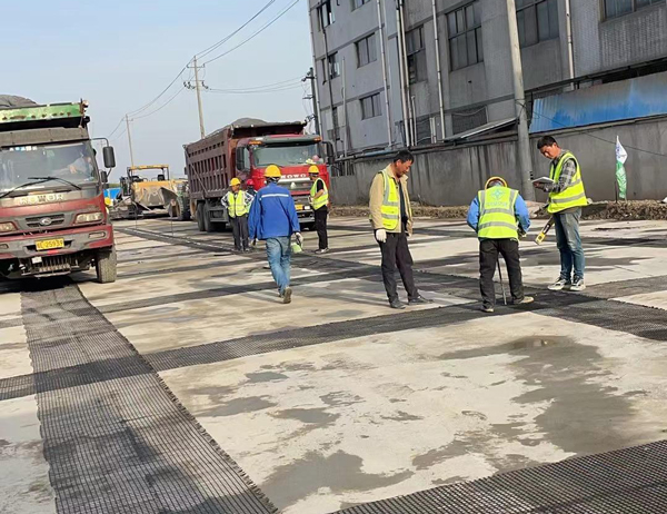 康巴什老材料的新故事：玻璃纤维土工格栅如何在‘白改黑’浪潮中重获新生？