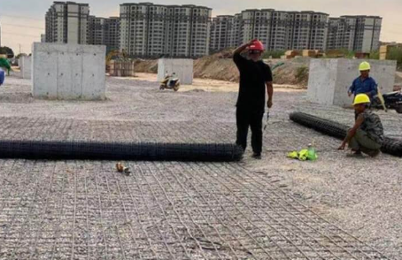 康巴什土工格栅铺设前地基要怎么处理？